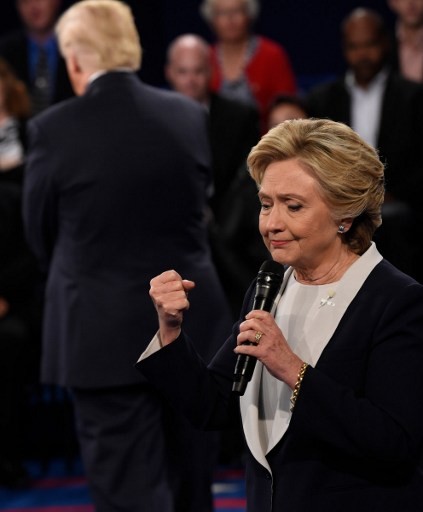 Ảnh ấn tượng trong cuộc tranh luận thứ 2 của Trump và Clinton - ảnh 11