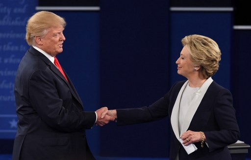 Ảnh ấn tượng trong cuộc tranh luận thứ 2 của Trump và Clinton - ảnh 12