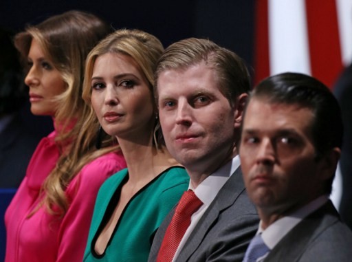 Ảnh ấn tượng trong cuộc tranh luận thứ 2 của Trump và Clinton - ảnh 2
