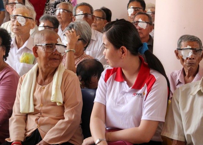 Hơn 350 người nghèo tìm lại được ánh sáng - ảnh 1