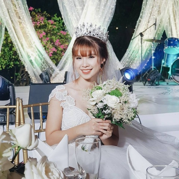 Nhận hoa cưới từ Khởi My, Kiều Minh Tuấn trao nụ hôn ngọt cho Cát Phượng - ảnh 5