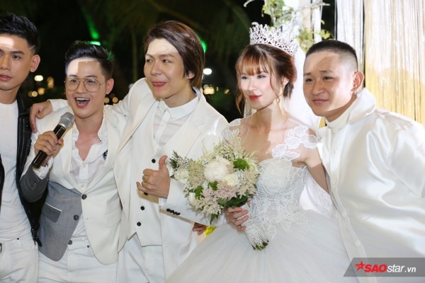 Nhận hoa cưới từ Khởi My, Kiều Minh Tuấn trao nụ hôn ngọt cho Cát Phượng - ảnh 3