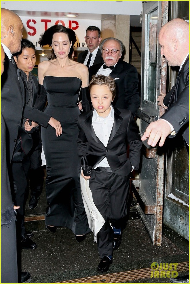 Pax Thiên diện suit lịch lãm, chững chạc hộ tống Angelina Jolie - ảnh 1