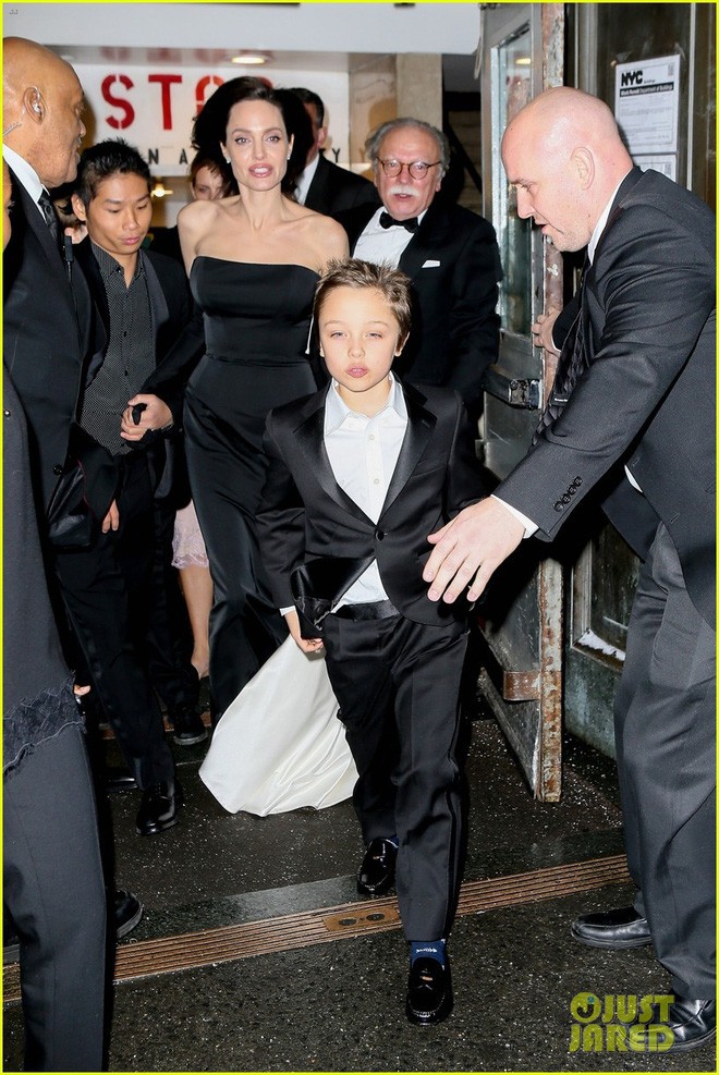 Pax Thiên diện suit lịch lãm, chững chạc hộ tống Angelina Jolie - ảnh 2