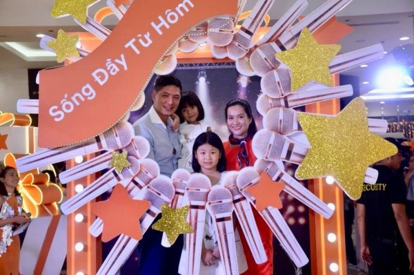 Sau ồn ào tình ái, Bình Minh và gia đình lần đầu xuất hiện hạnh phúc tại sự kiện - ảnh 1