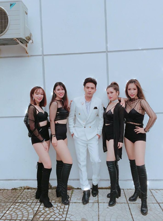 Hát giao thừa: Ca sĩ kẻ gặp fan đòi tự tử, người bể show - ảnh 4