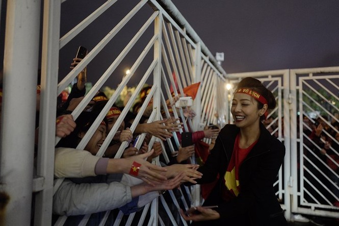 Jennifer Phạm rạng rỡ gặp thầy trò Park Hang-seo và Quang Hải - ảnh 7