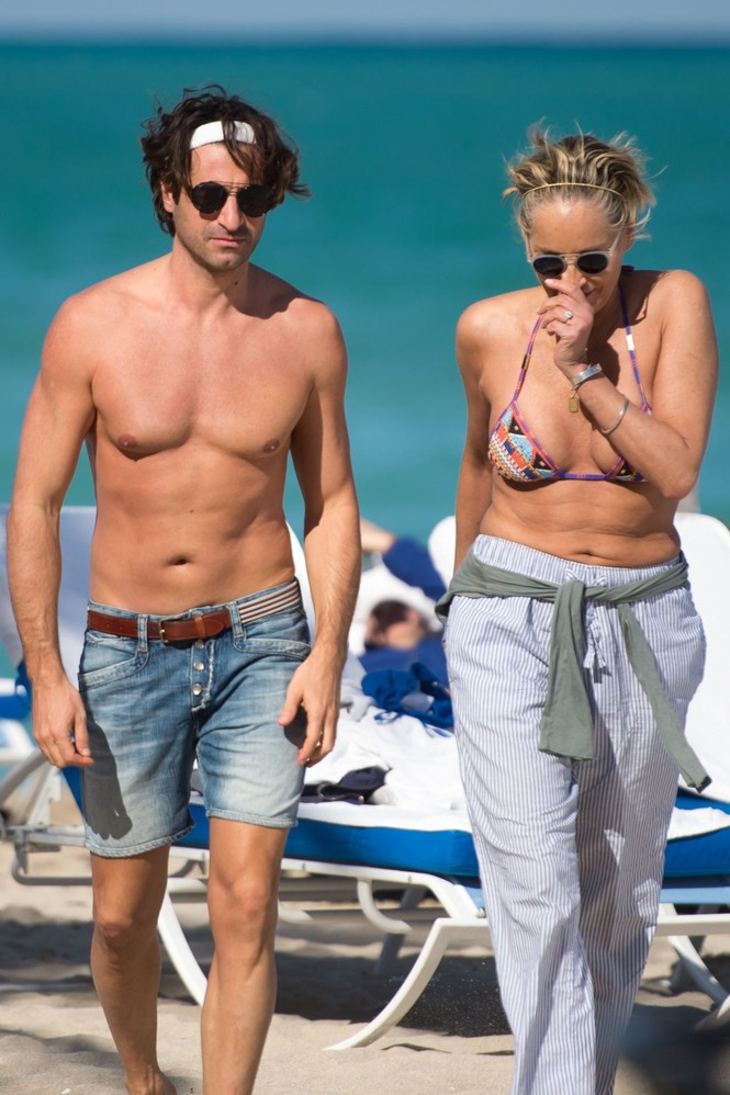 Minh tinh 'Bản năng gốc' Sharon Stone hôn say đắm tình trẻ trên biển - ảnh 4