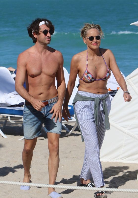 Minh tinh 'Bản năng gốc' Sharon Stone hôn say đắm tình trẻ trên biển - ảnh 5