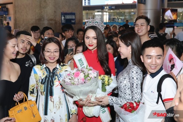 Showbiz 16/3: Hạ Vy than thở vì chuyện tình yêu ảnh hưởng sự nghiệp - ảnh 1