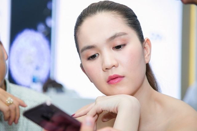 Ngọc Trinh bất ngờ khoe vóc dáng nuột nà trên phố với 'cây' hàng hiệu - ảnh 2