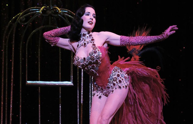 Choáng với nhan sắc 'nữ hoàng thoát y' Dita Von Teese hiện tại - ảnh 9