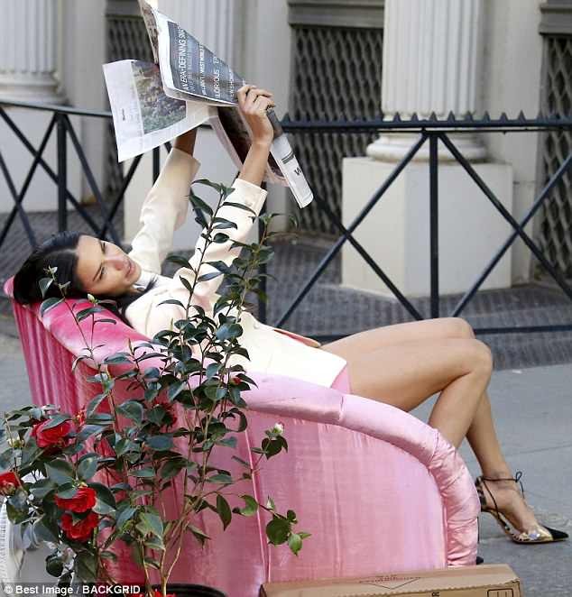 Adriana Lima khoe chân dài tuyệt mỹ khiến người hâm mộ ngất ngây - ảnh 3