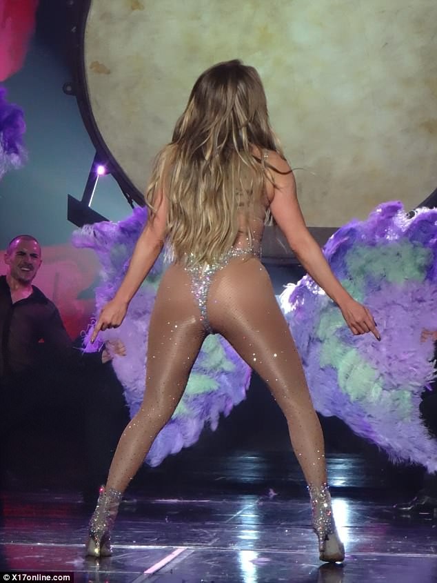 Jennifer Lopez nhảy bốc lửa khoe vòng 3 sexy, 'đốt cháy' sân khấu - ảnh 1