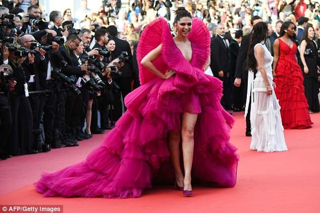 Minh tinh Ấn Độ Deepika Padukone đẹp 'lấn át' trên thảm đỏ Cannes - ảnh 1