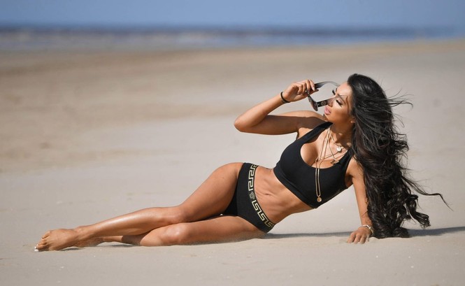 Chloe Khan khoe dáng 'bốc lửa' khiến cánh đàn ông chao đảo - ảnh 5