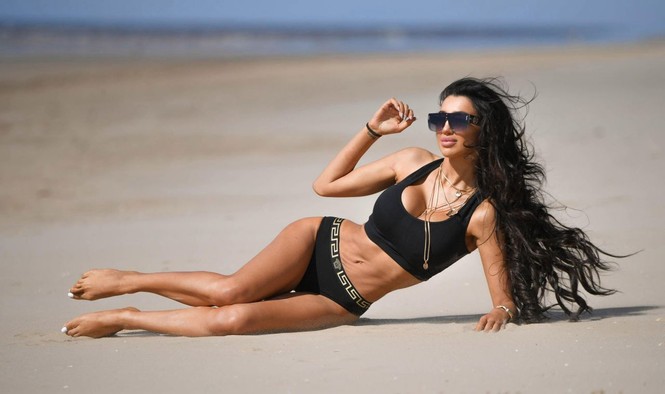 Chloe Khan khoe dáng 'bốc lửa' khiến cánh đàn ông chao đảo - ảnh 7