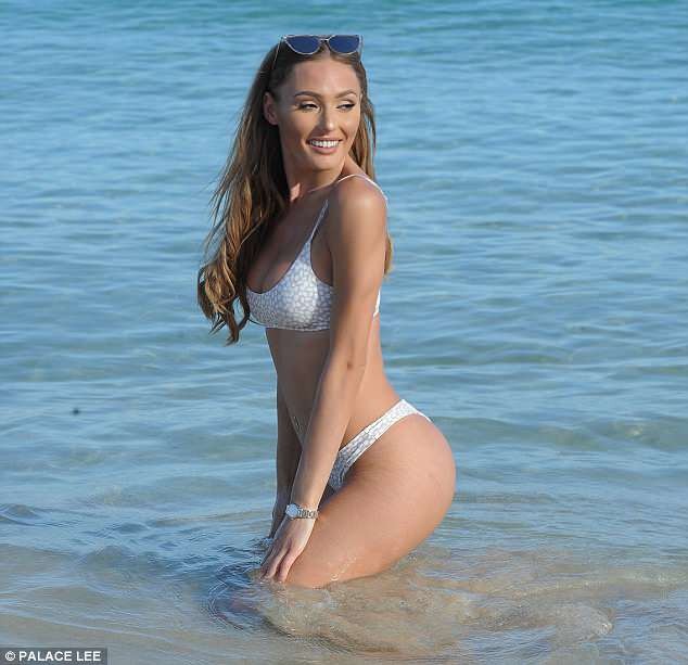Georgie Clarke khoe dáng sexy, 'nóng từng cm' với áo tắm 2 mảnh - ảnh 7