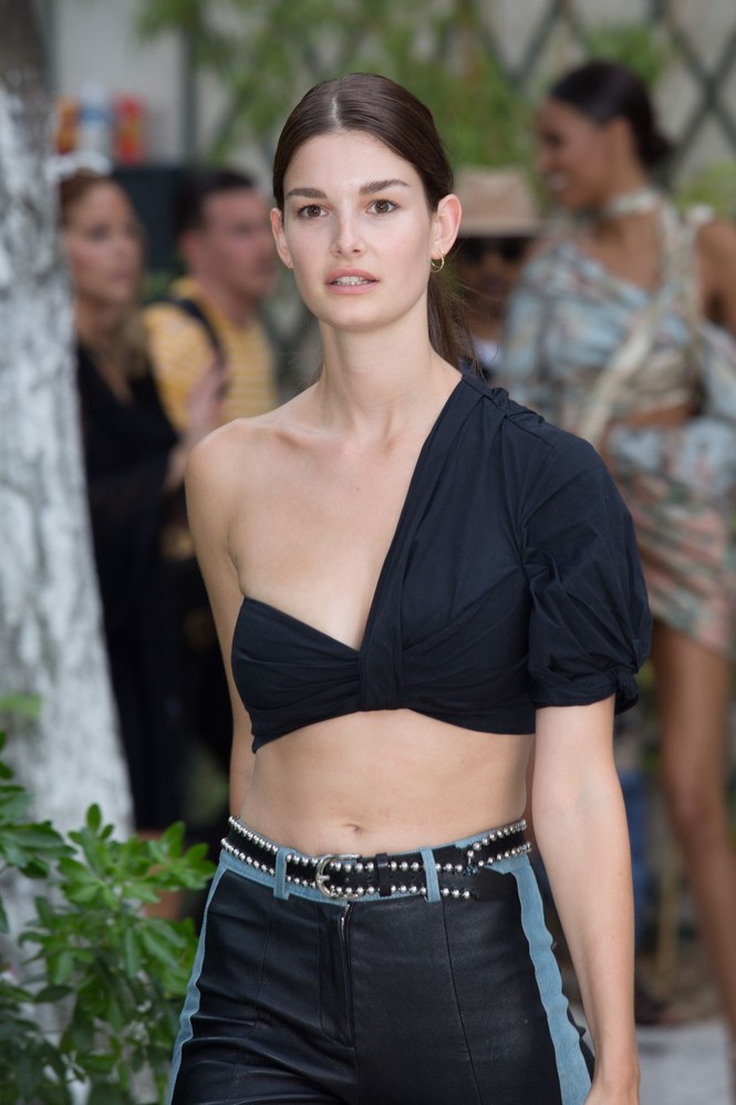Siêu mẫu Ophelie Guillermand diện áo cắt xẻ táo bạo, lạ mắt gây chú ý - ảnh 4