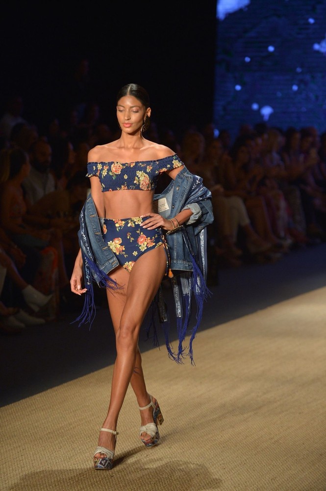 Ngất ngây ngắm các siêu mẫu khoe body gợi cảm với bikini - ảnh 8