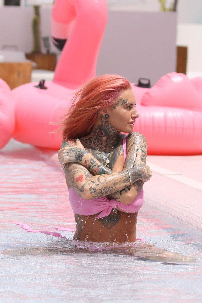 'Nữ hoàng xăm trổ' Jemma Lucy khoe vóc dáng bốc lửa với bikini - ảnh 6