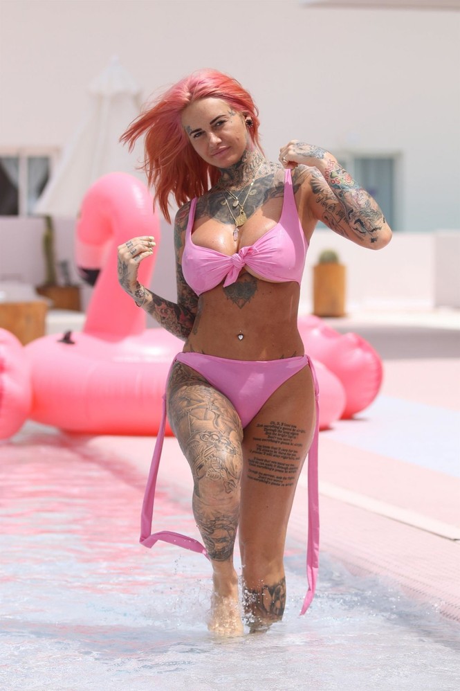 'Nữ hoàng xăm trổ' Jemma Lucy khoe vóc dáng bốc lửa với bikini - ảnh 7