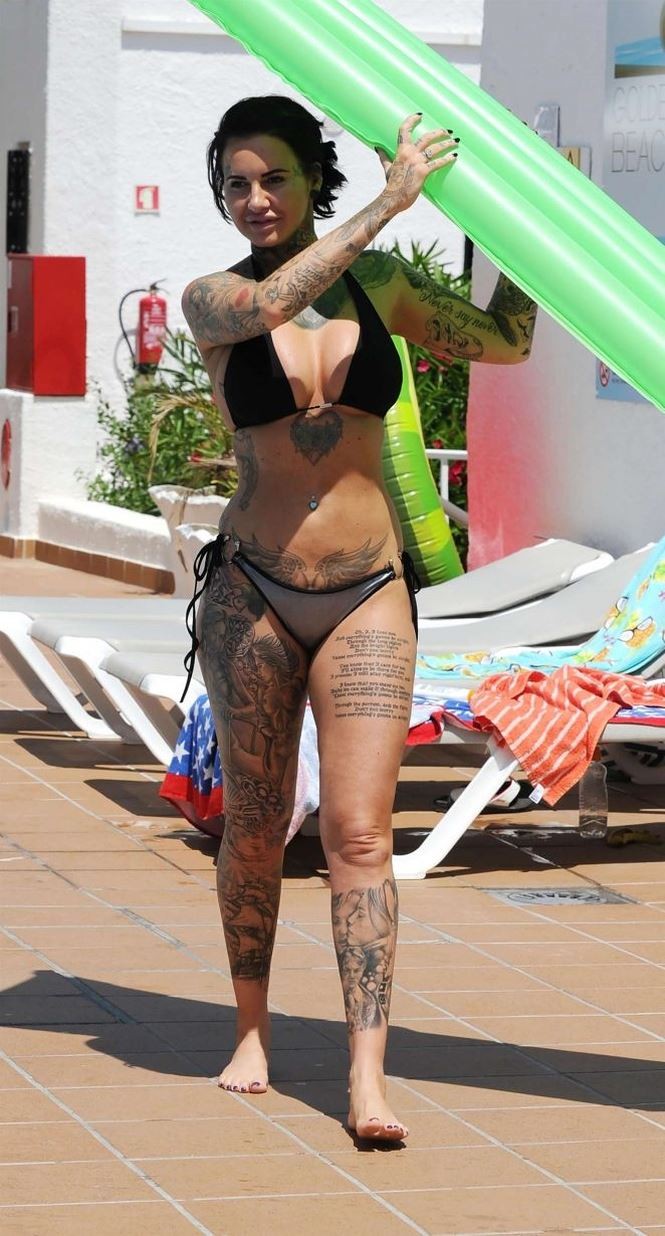 'Nữ hoàng xăm trổ' Jemma Lucy khoe vóc dáng bốc lửa với bikini - ảnh 8