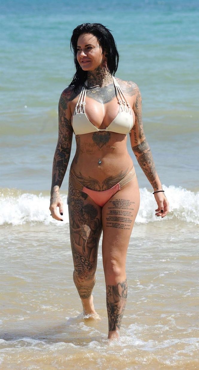 'Nữ hoàng xăm trổ' Jemma Lucy khoe vóc dáng bốc lửa với bikini - ảnh 11
