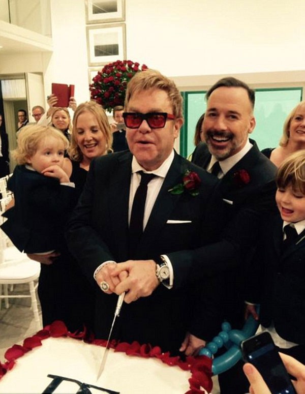 Ảnh ca sĩ Elton John được khiêng lên thuyền khiến fans lo lắng - ảnh 5