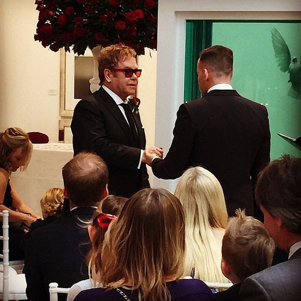 Ảnh ca sĩ Elton John được khiêng lên thuyền khiến fans lo lắng - ảnh 4