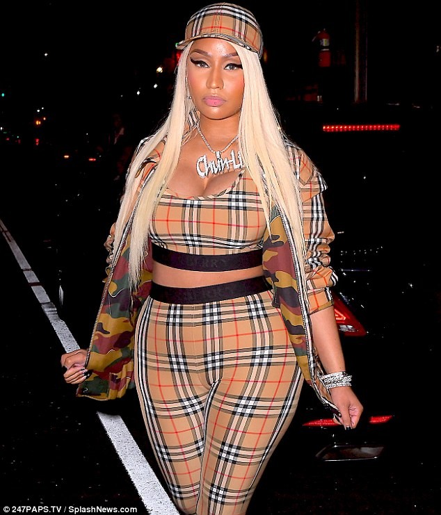 Nữ rapper Nicki Minaj khoe vòng 1 ngoại cỡ trên phố - ảnh 1