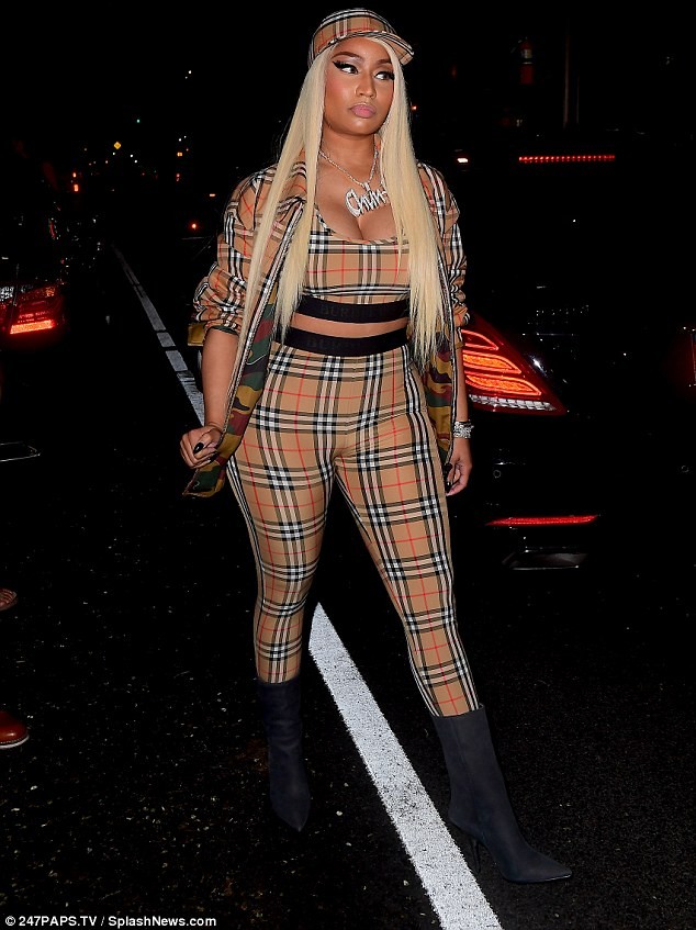 Nữ rapper Nicki Minaj khoe vòng 1 ngoại cỡ trên phố - ảnh 2