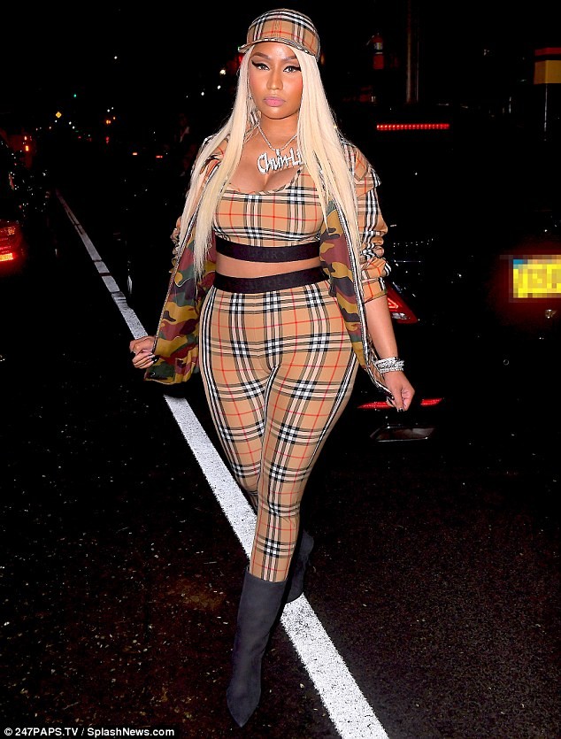 Nữ rapper Nicki Minaj khoe vòng 1 ngoại cỡ trên phố - ảnh 3