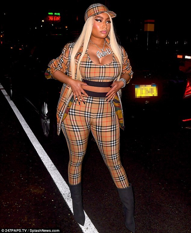 Nữ rapper Nicki Minaj khoe vòng 1 ngoại cỡ trên phố - ảnh 4