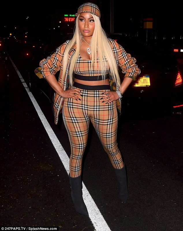 Nữ rapper Nicki Minaj khoe vòng 1 ngoại cỡ trên phố - ảnh 5