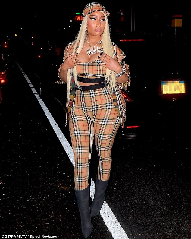 Nữ rapper Nicki Minaj khoe vòng 1 ngoại cỡ trên phố - ảnh 6