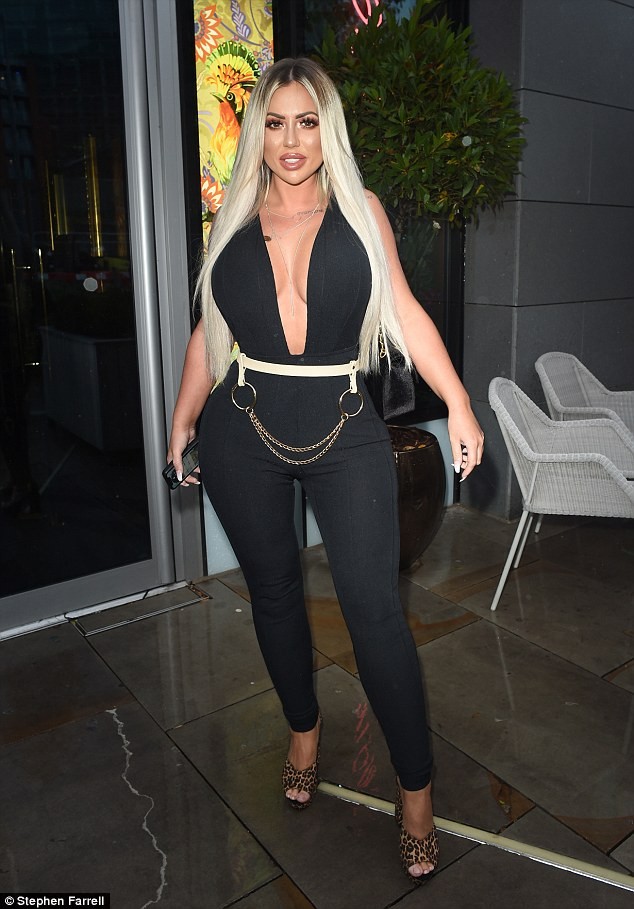 Holly Hagan áo khoét sâu hết nấc khoe đường cong gợi cảm - ảnh 2
