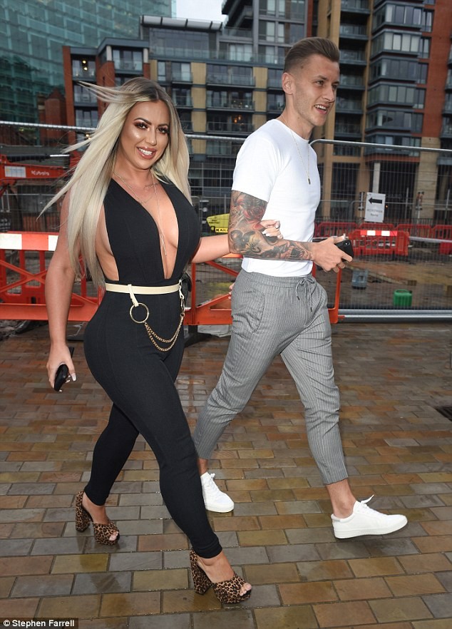 Holly Hagan áo khoét sâu hết nấc khoe đường cong gợi cảm - ảnh 3