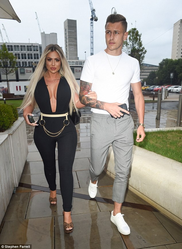 Holly Hagan áo khoét sâu hết nấc khoe đường cong gợi cảm - ảnh 4