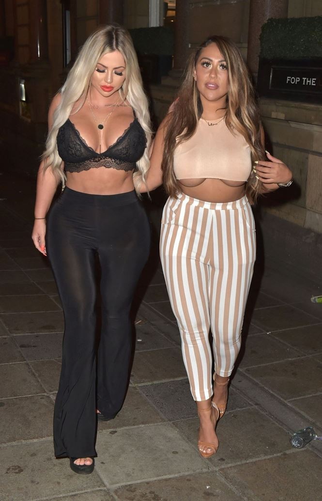 Holly Hagan áo khoét sâu hết nấc khoe đường cong gợi cảm - ảnh 6