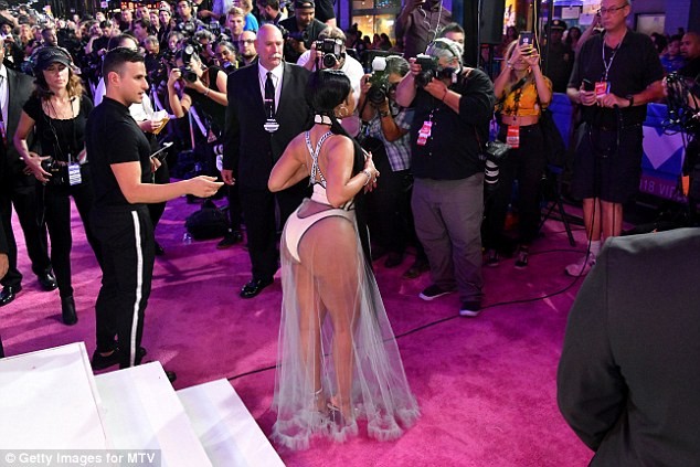 Nicki Minaj phô đường cong 'bỏng mắt' hút rừng ống kính - ảnh 8