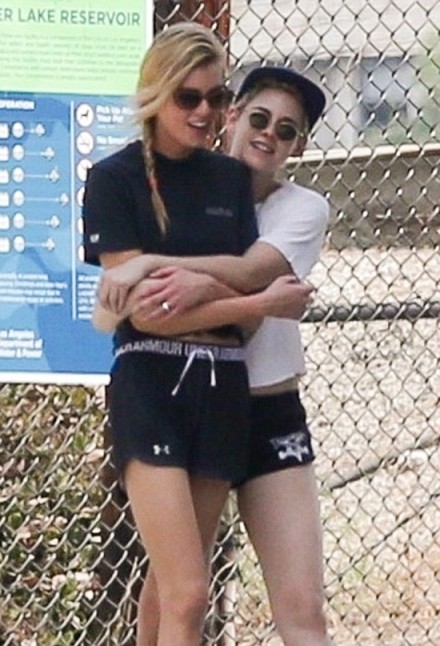 Kristen Stewart âu yếm tình đồng giới trên phố bất chấp ánh nhìn - ảnh 2