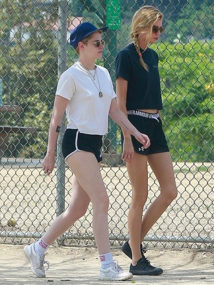 Kristen Stewart âu yếm tình đồng giới trên phố bất chấp ánh nhìn - ảnh 6