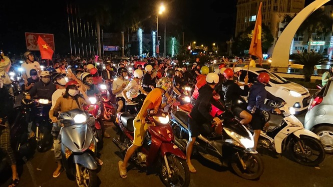 CĐV xuống đường ăn mừng chiến tích của Olympic Việt Nam - ảnh 7