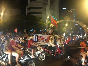 CĐV xuống đường ăn mừng chiến tích của Olympic Việt Nam - ảnh 32