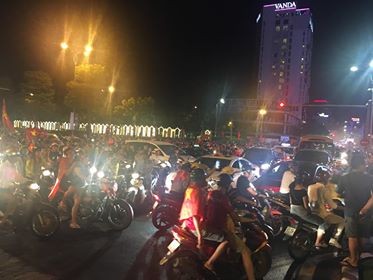 CĐV xuống đường ăn mừng chiến tích của Olympic Việt Nam - ảnh 37