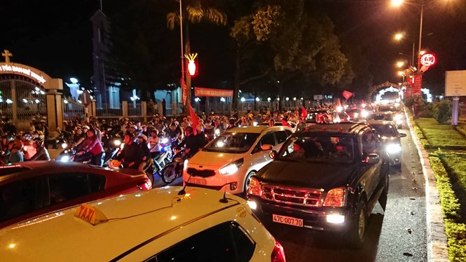 CĐV xuống đường ăn mừng chiến tích của Olympic Việt Nam - ảnh 9