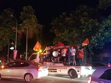 CĐV xuống đường ăn mừng chiến tích của Olympic Việt Nam - ảnh 11