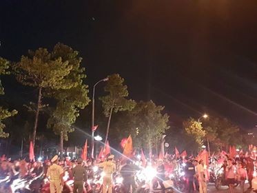CĐV xuống đường ăn mừng chiến tích của Olympic Việt Nam - ảnh 10