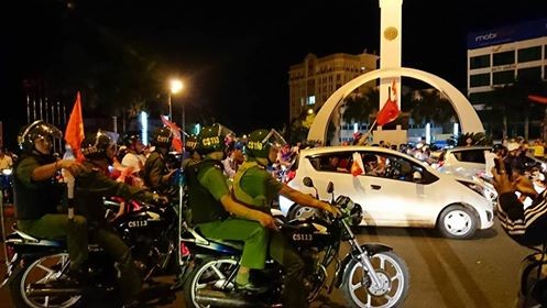 CĐV xuống đường ăn mừng chiến tích của Olympic Việt Nam - ảnh 2